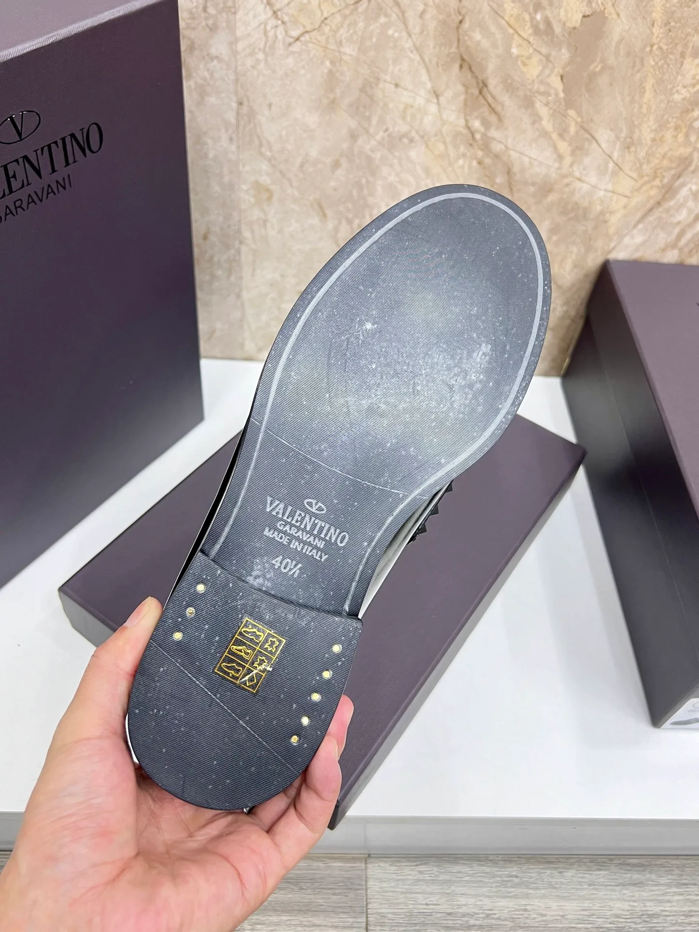 Men's men's shoes💰780 Valentino New men's V logo micro-label business casual loafers. These Derby loafers are made of imported cowhide leather. They are light in texture and cool in style. The uppers are decorated with brand logo buckles, showing off the big-name style! The lines reveal novel urban trends. The toe is round and full, and the rubber foam sole and triple protruding leather welt complement each other. It is extremely fashionable and charming, with dyed calfskin lining, genuine leather feet, and standard logo decoration. It is simple yet elegant. It has a classic European and American loose style and is extremely comfortable on the feet. Size: 39-44 (customized at 38.45.46)